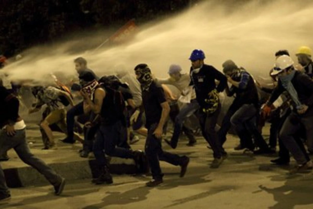 В Турции во время столкновений с манифестантами погиб полицейский