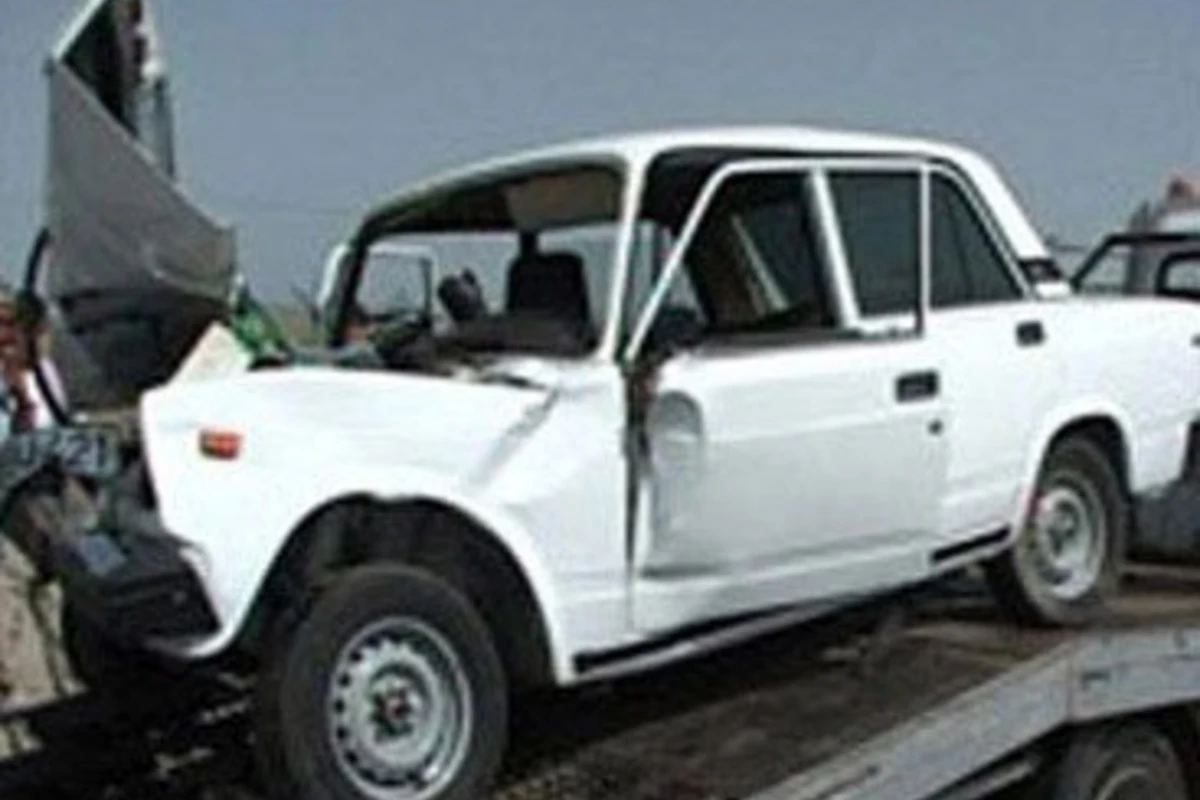 В Баку автомобиль врезался в забор