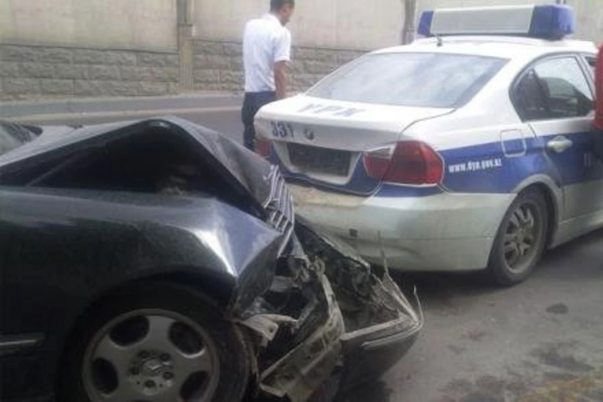 В Баку произошло ДТП с участием машины дорожной полиции