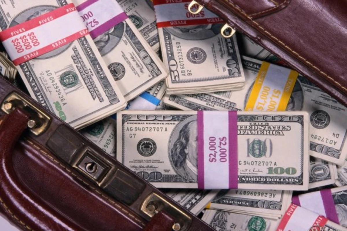 Полиция Дубая вернула туристке сумку с $70 тыс, выброшенную в мусор