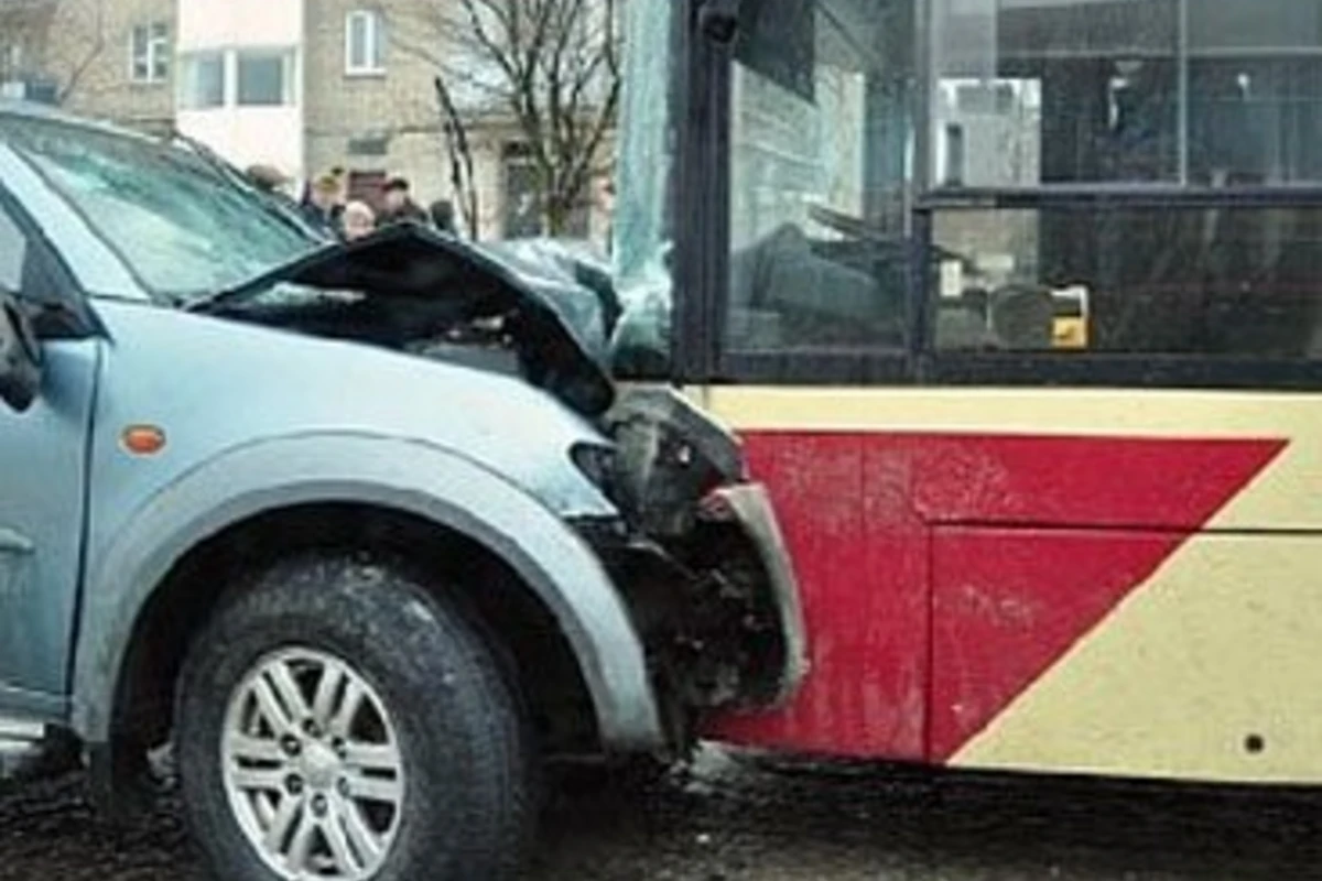 В Баку автобус столкнулся с внедорожником, есть раненые