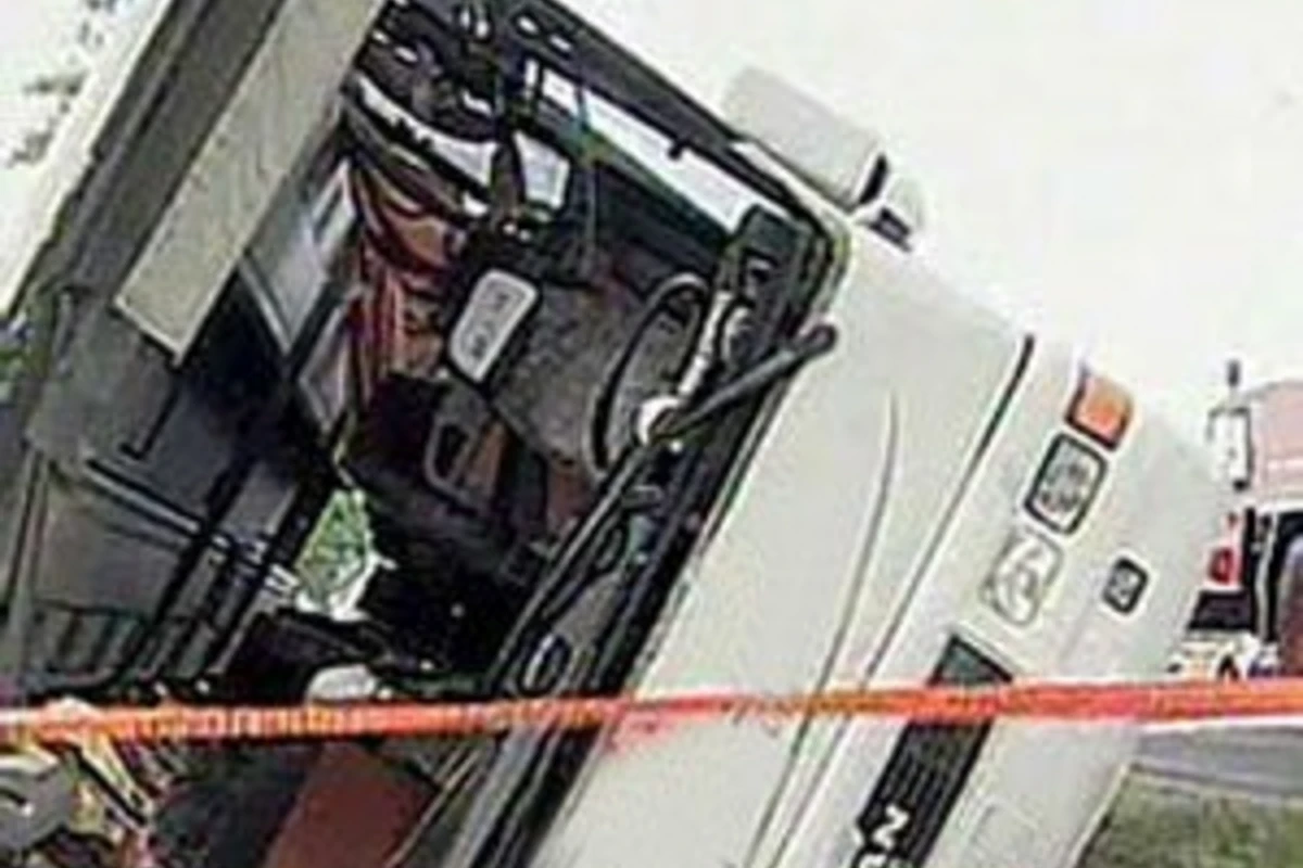 В Азербайджане пассажирский автобус столкнулся с грузовиком, 9 человек пострадали