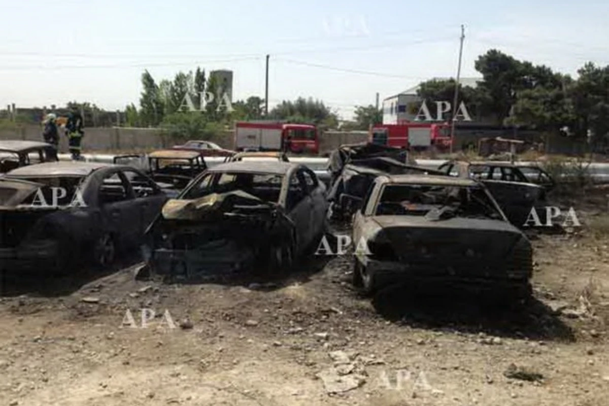На автомобильной штрафной площадке в Баку сгорело около 40 автомобилей
