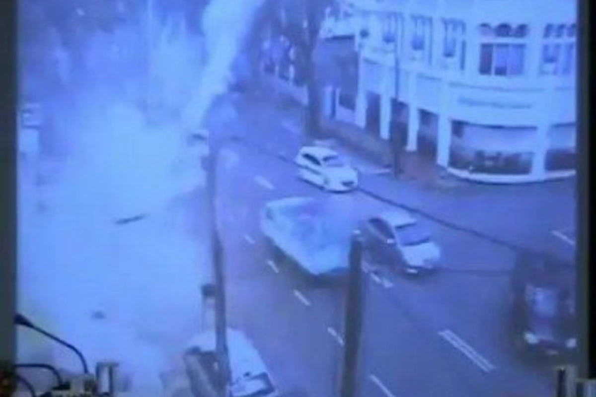 В Малайзии 48-метровый шпиль упал с небоскреба (видео)