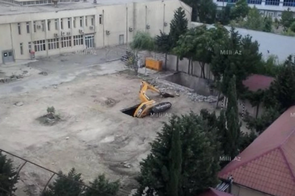 В Баку экскаватор провалился под землю