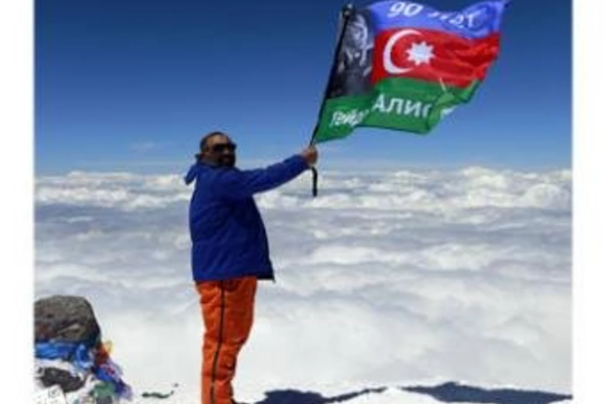 На самой высочайшей точке Европы поднят флаг Азербайджана