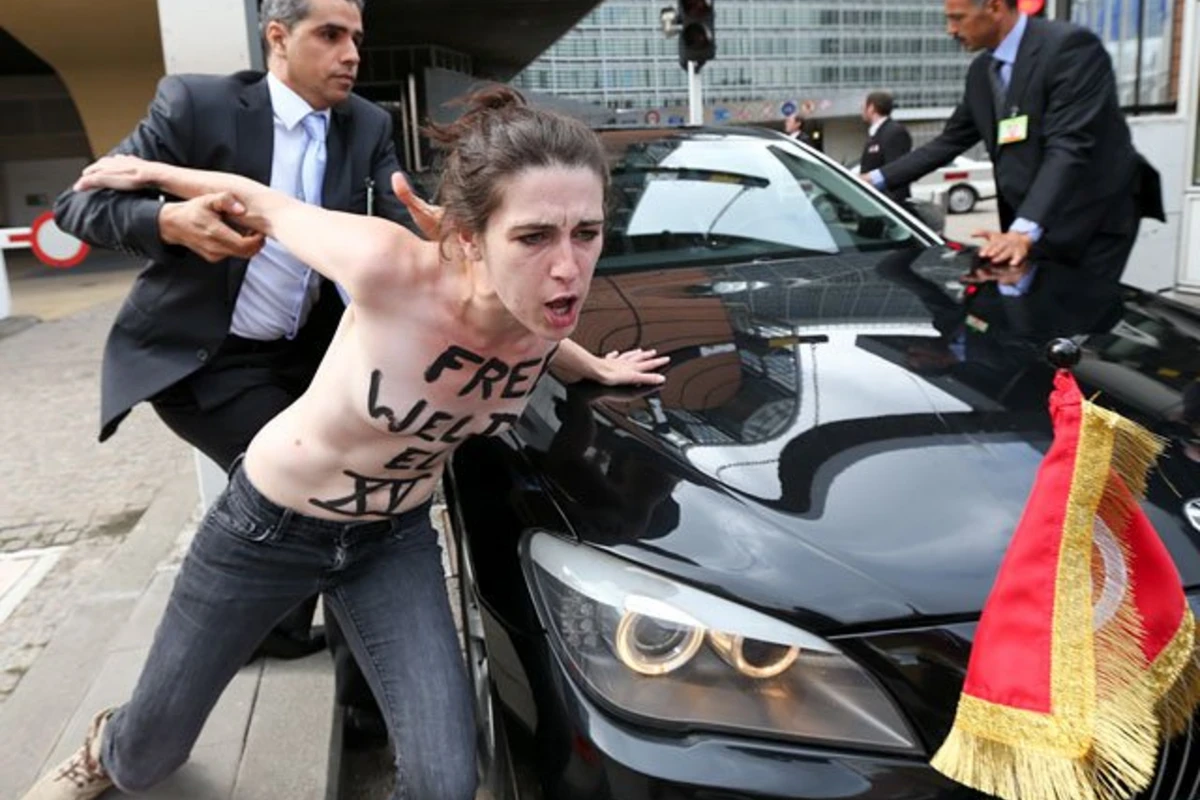 FEMEN поймали тунисского премьера в Брюсселе