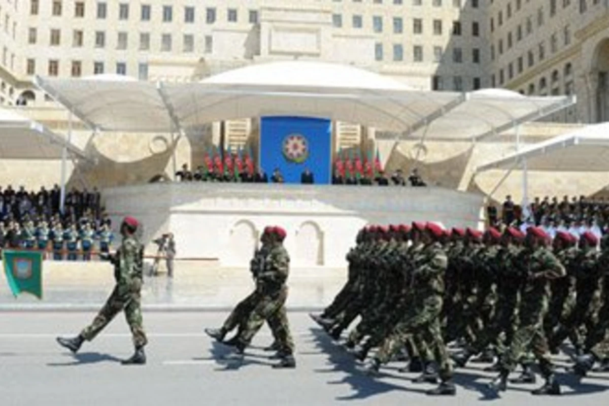 В Баку проходит военный парад