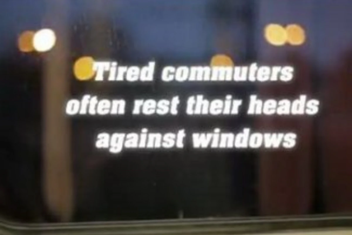Окна в вагоне метро шепчут рекламные объявления (видео)