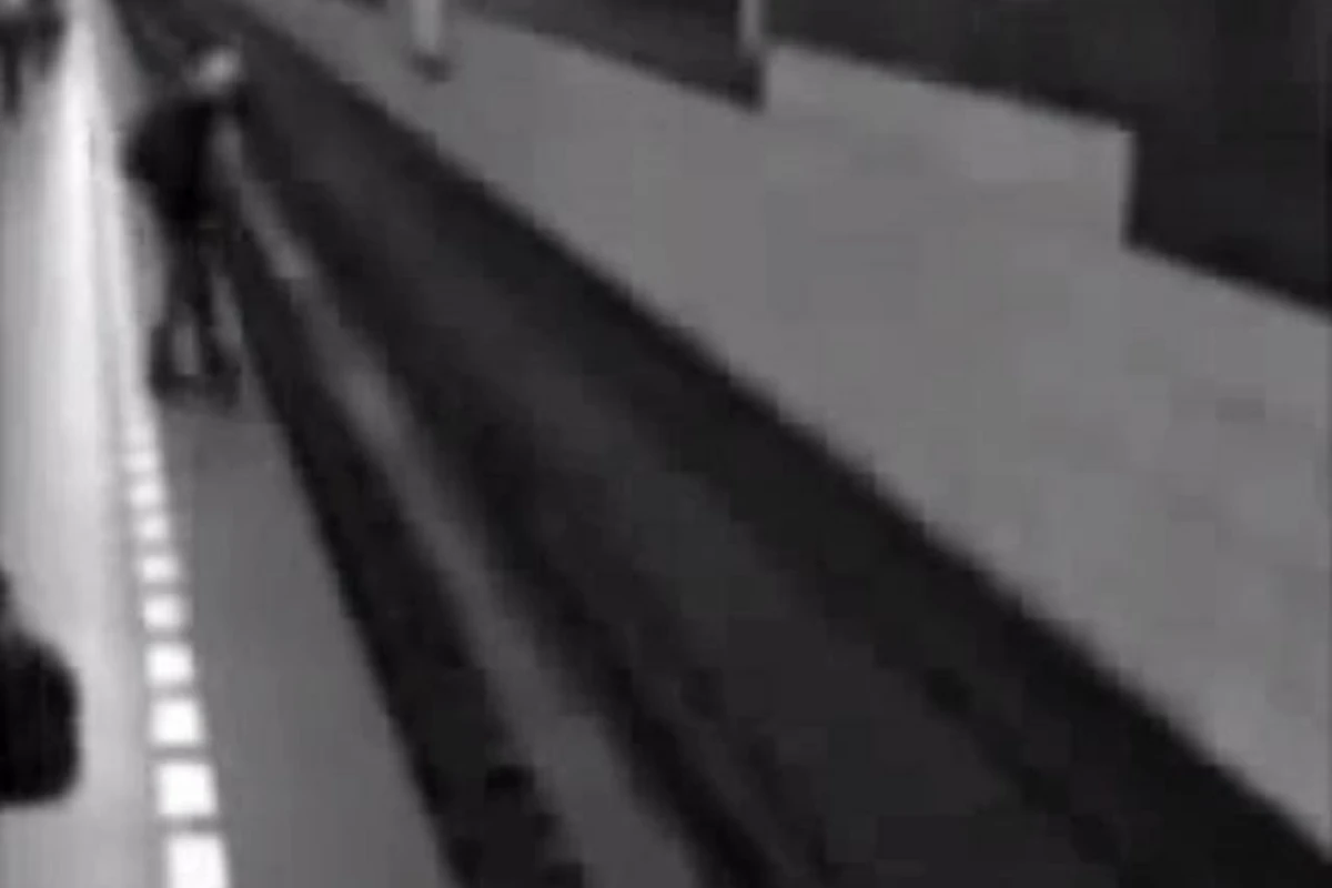 Усталая пассажирка чешского метро упала под поезд, но выбралась невредимой (видео)