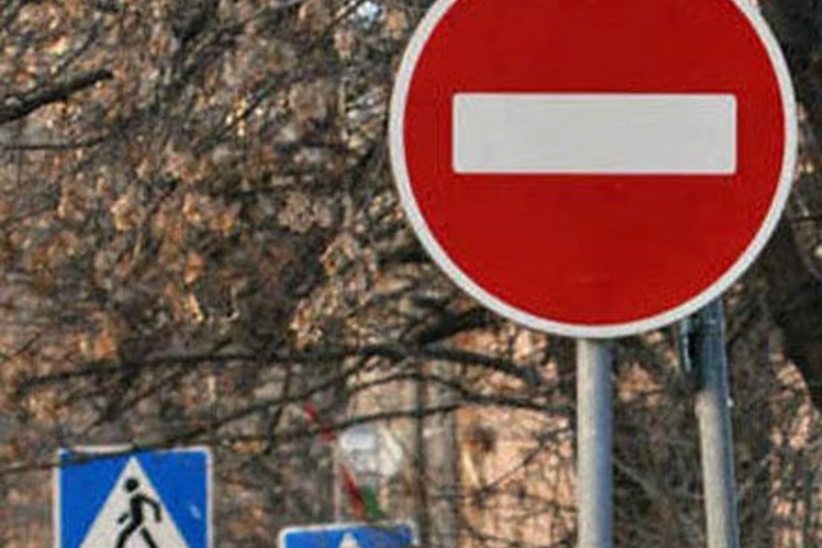 В Баку вновь закрыта одна из оживленных дорог