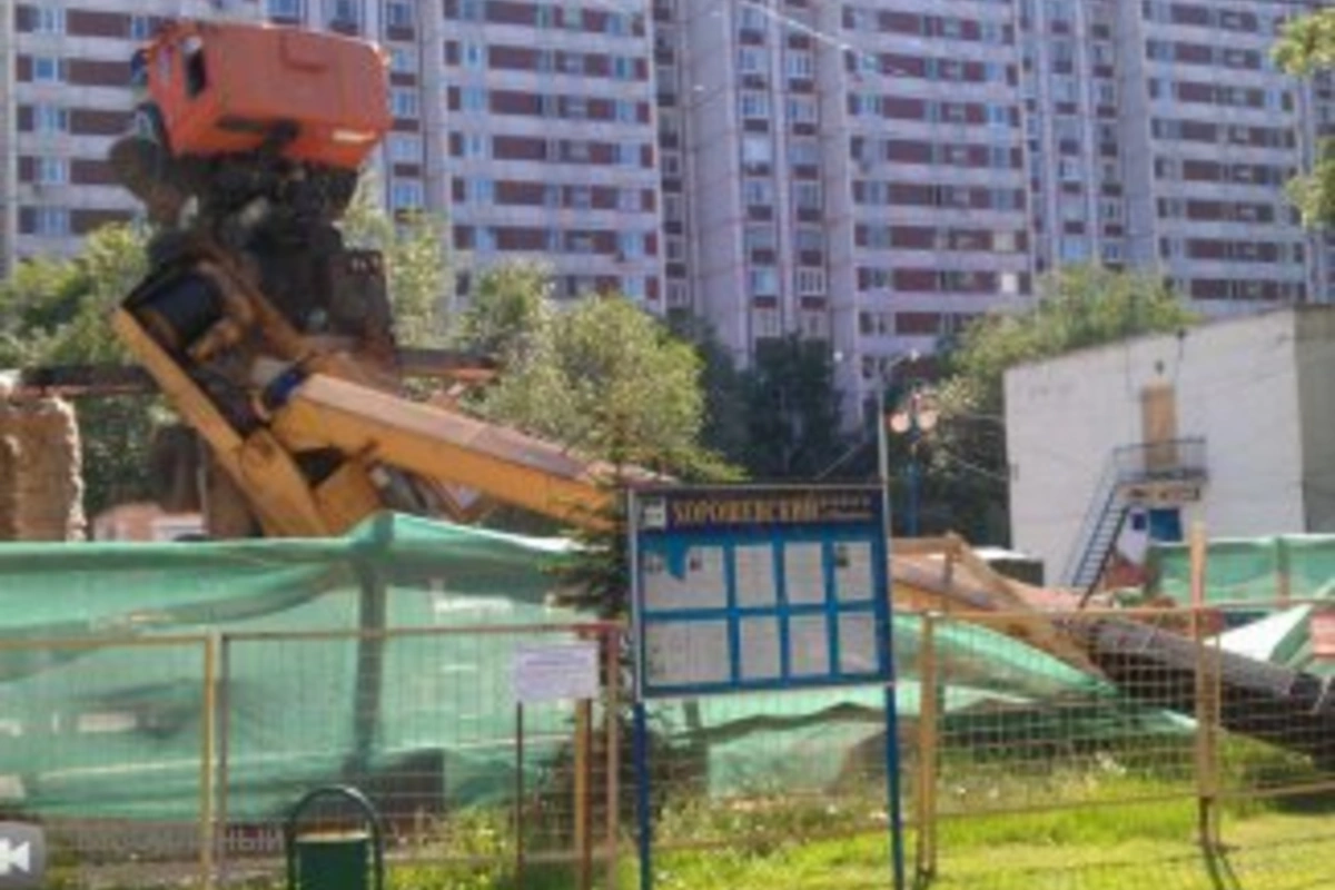В Баку опрокинулся автокран, есть пострадавший