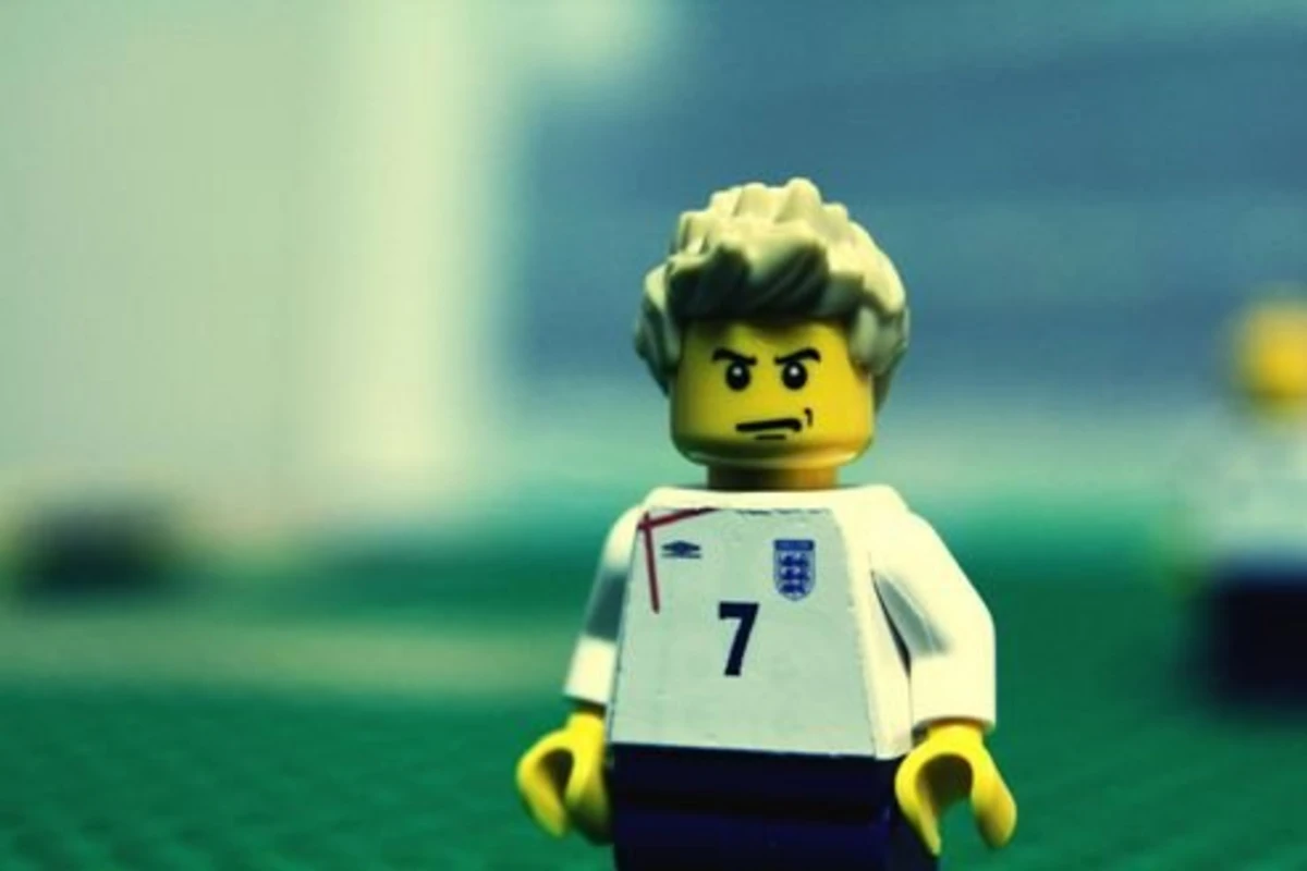 Художник воссоздал карьеру Бекхэма из конструктора Lego
