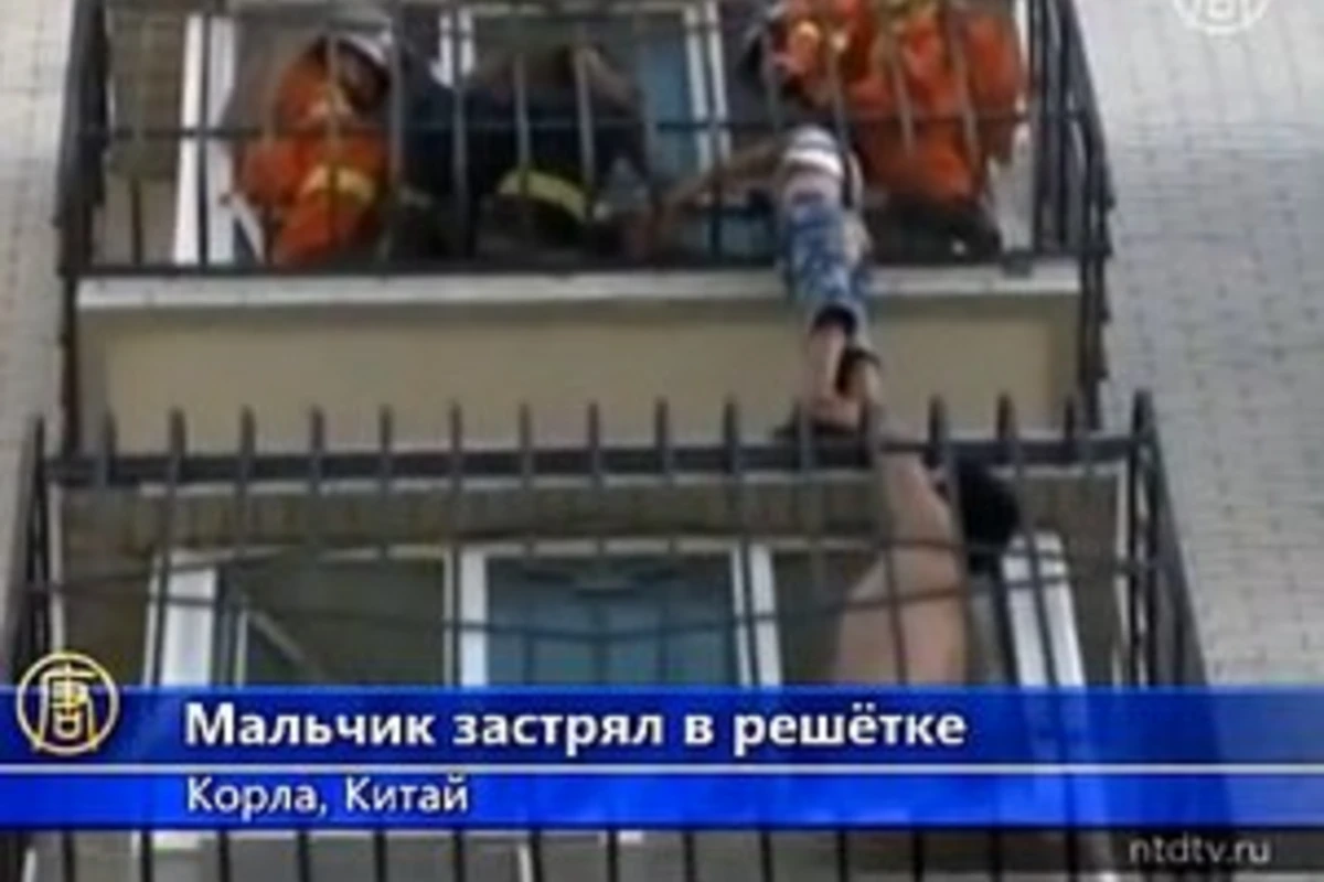 Китайский мальчик застрял в решетках балкона (видео)