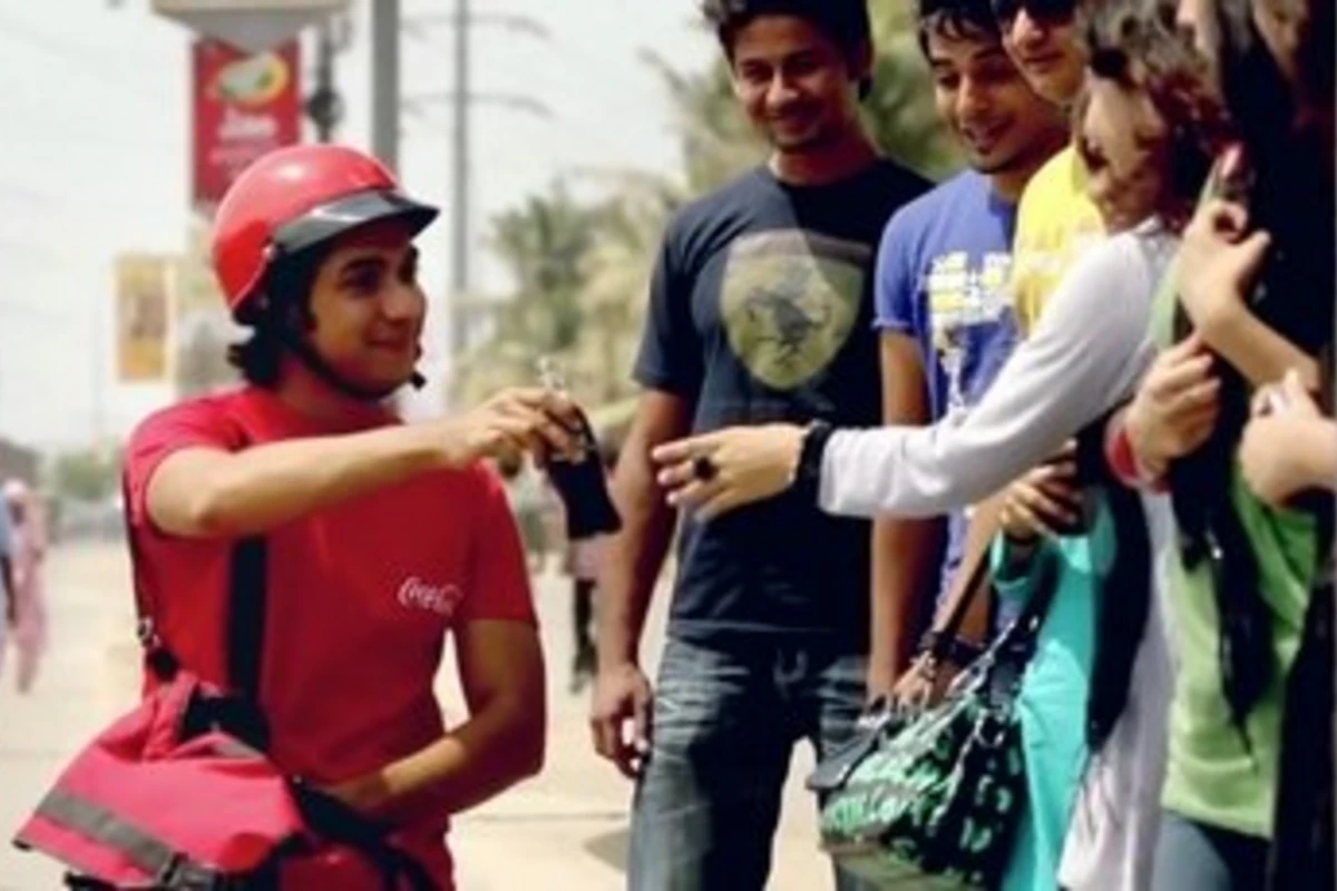 Coca-Cola награждает за улыбки в новой out-of-home кампании (видео)