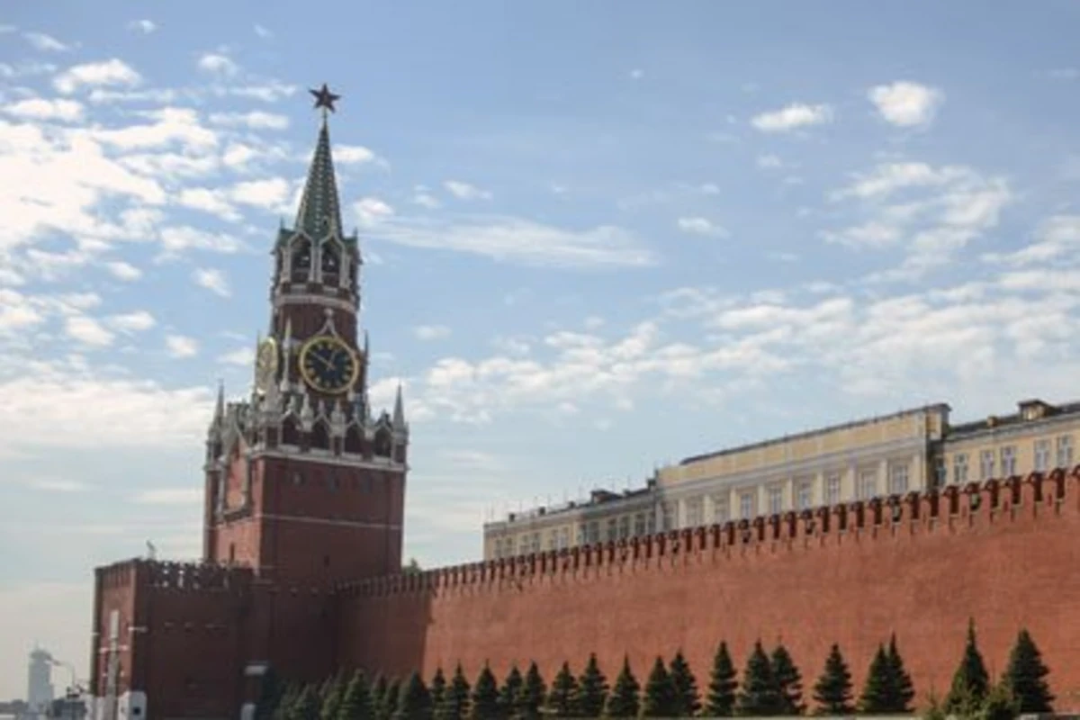 Турист попытался пролезть под воротами Спасской башни