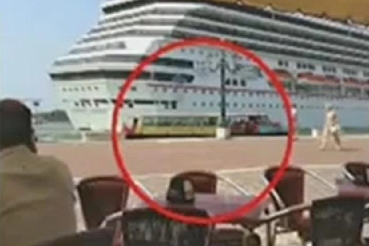 Большое судно чуть не раздавило лодку с туристами в Венеции (видео)