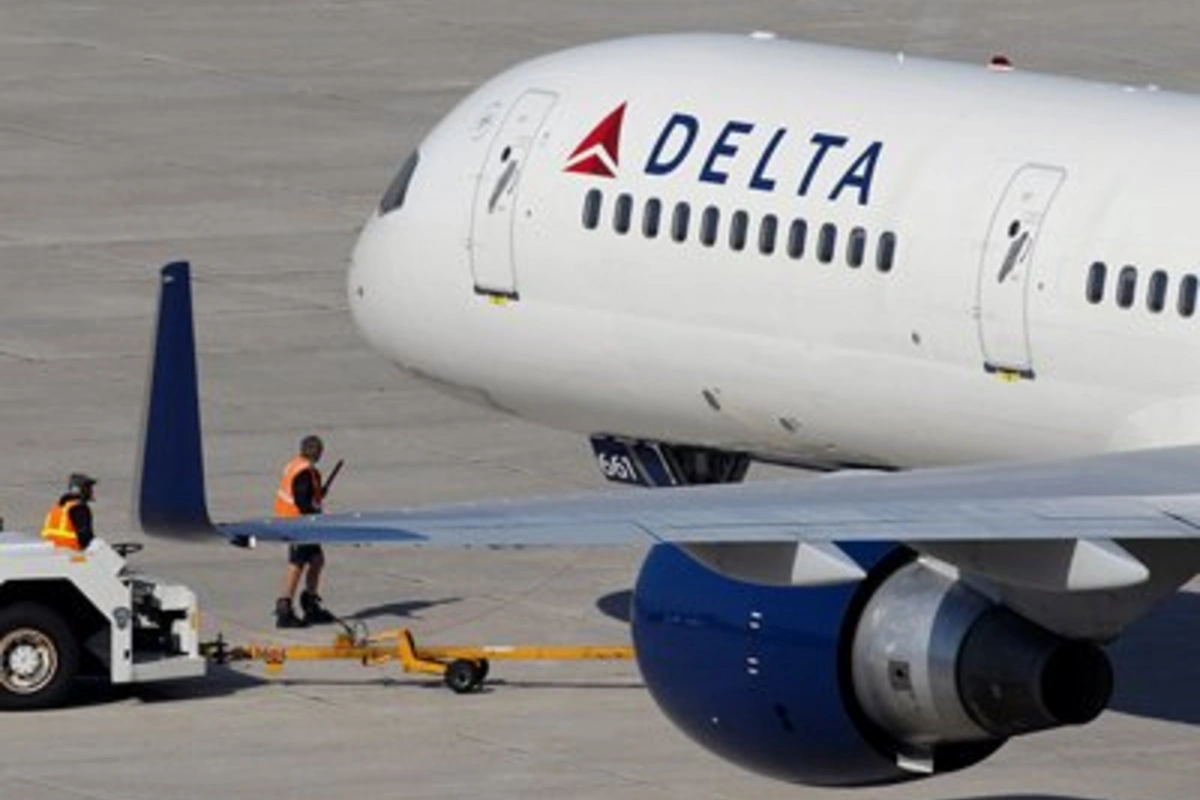 На рейсе Delta немощный американец спускался по трапу самолета ползком