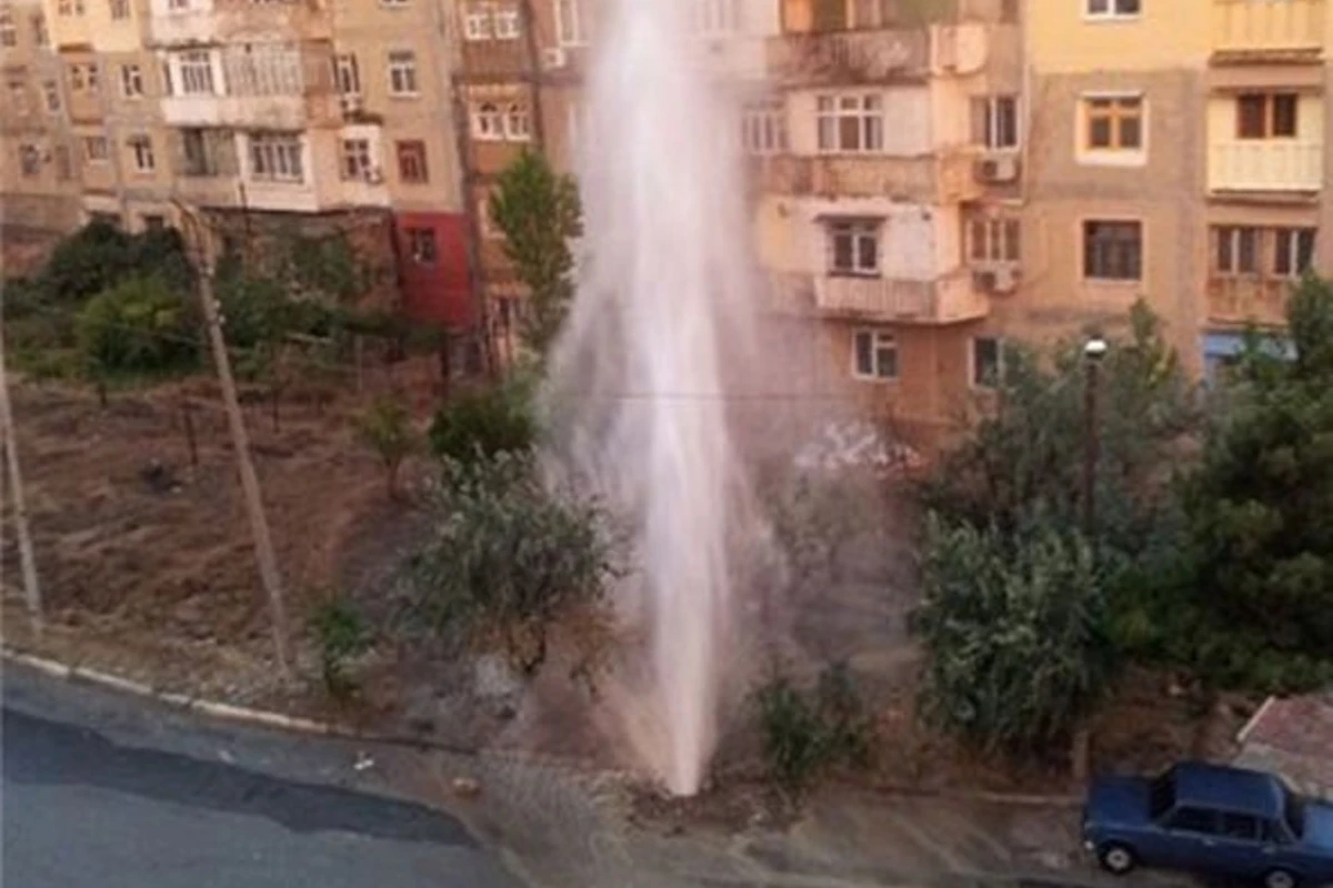 Из-за прорыва водопровода в Баку забил фонтан
