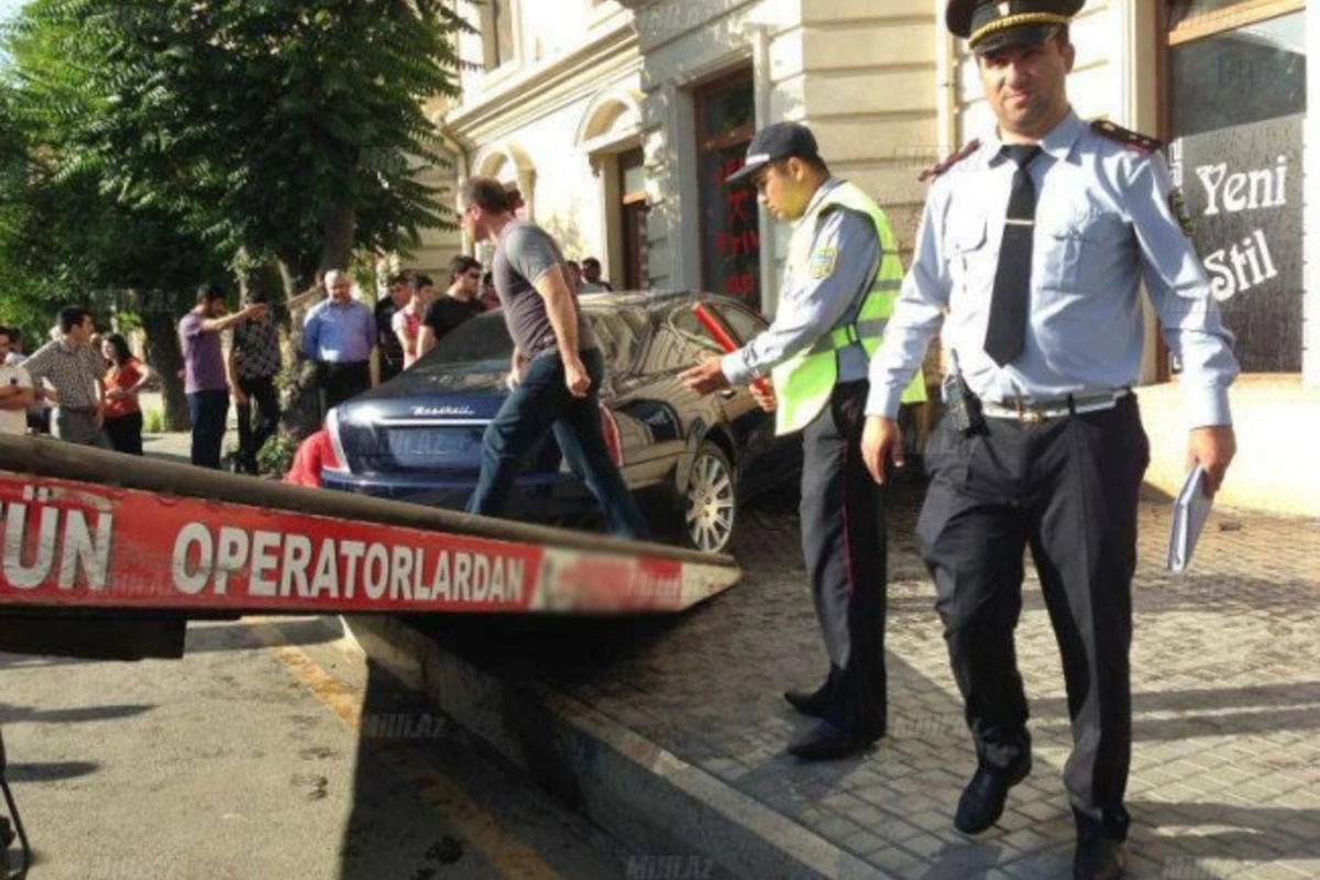 В Баку Maserati врезался в жилое здание