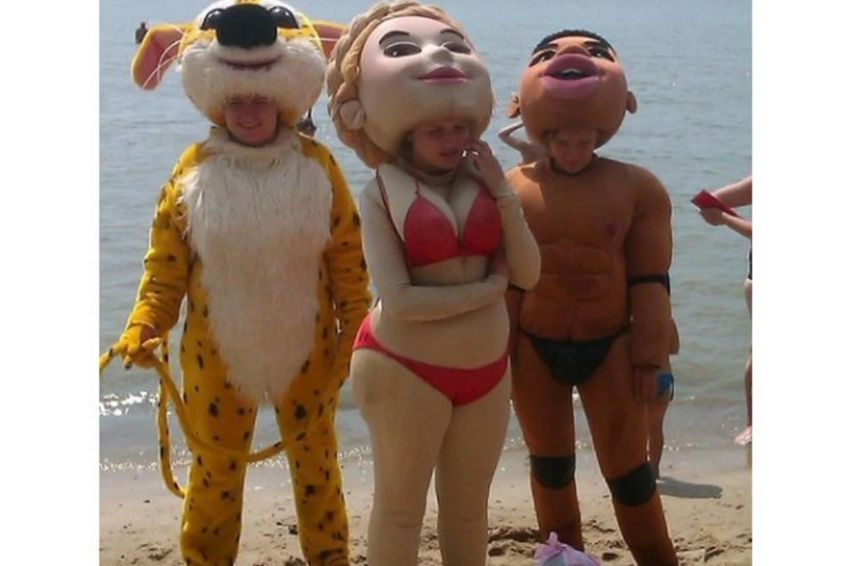 На Азовском море фотографируются с Тимошенко в купальнике и обнаженным Обамой