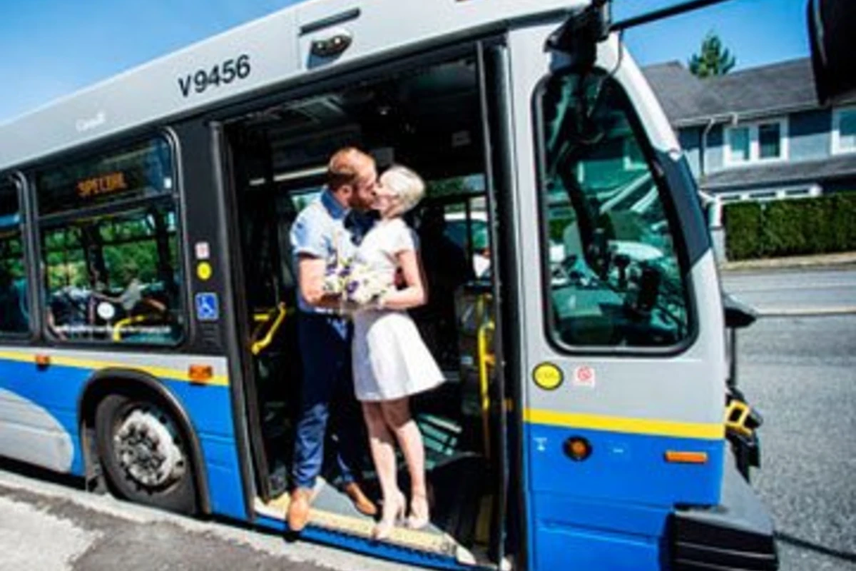 В Канаде влюбленные поженились в автобусе