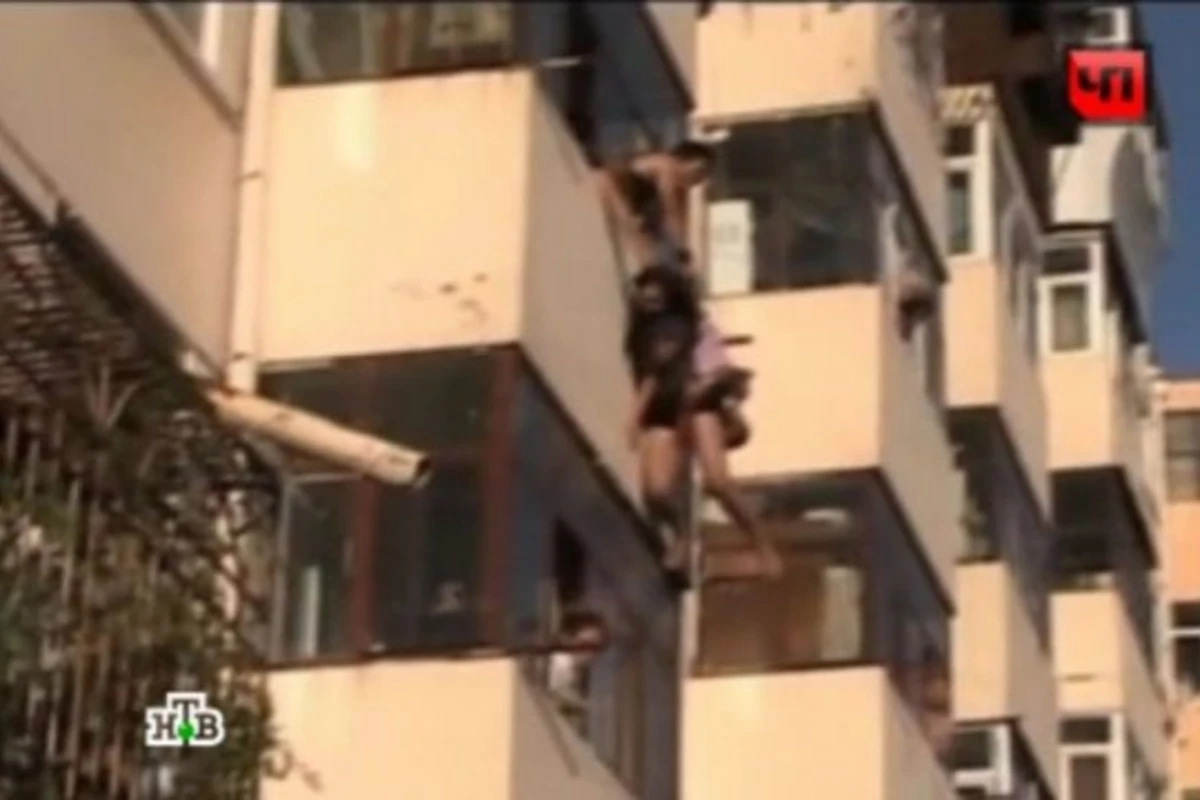В Китае влюбленная пара в пылу ссоры чуть не выпала с балкона (видео)