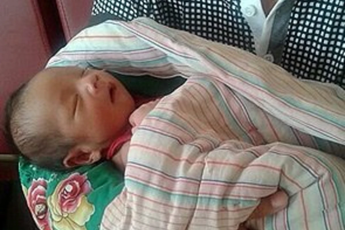 Женщина родила на остановке в Тбилиси