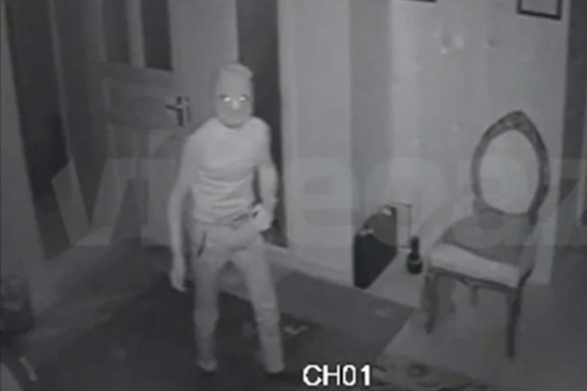 В Баку грабителя в маске зафиксировала камера наблюдения (видео)