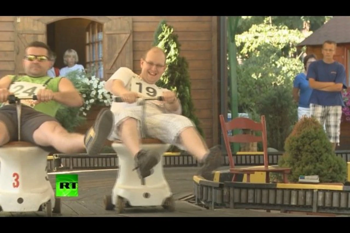 В Польше прошли гонки на унитазах (видео)