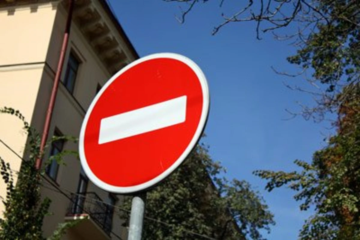 В Баку на одном из проспектов ограничено движение транспорта