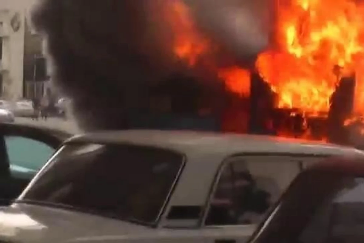 В Баку сгорел пассажирский автобус