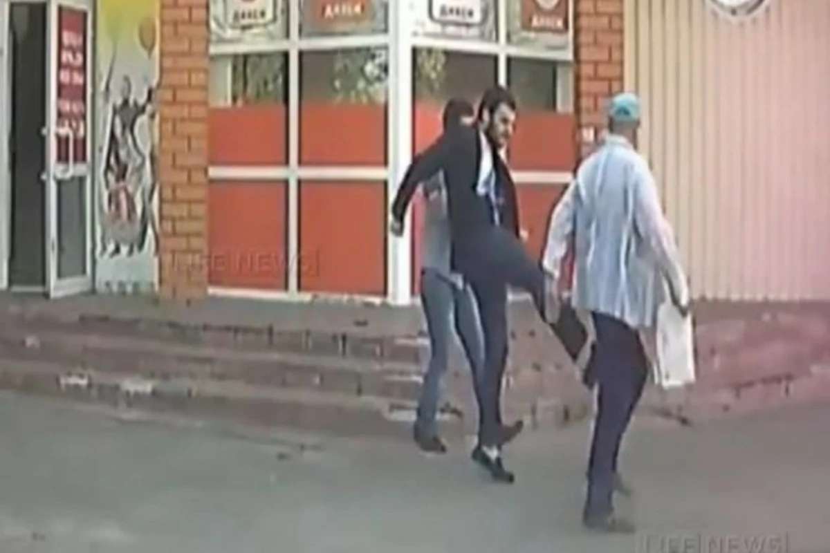 В России 28-летний азербайджанец ударил старика (видео) В России 28-летний азербайджанец ударил старика (видео)