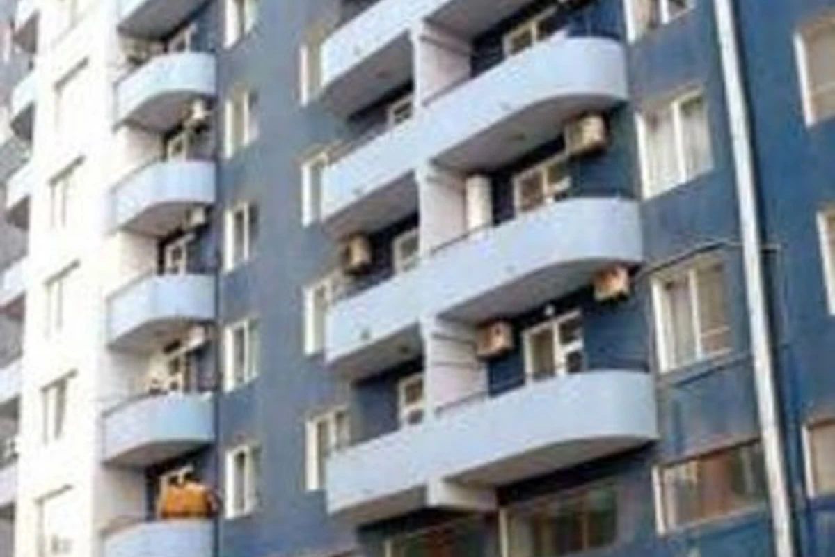 В Баку с четвертого этажа упали мать с 2-летним ребенком