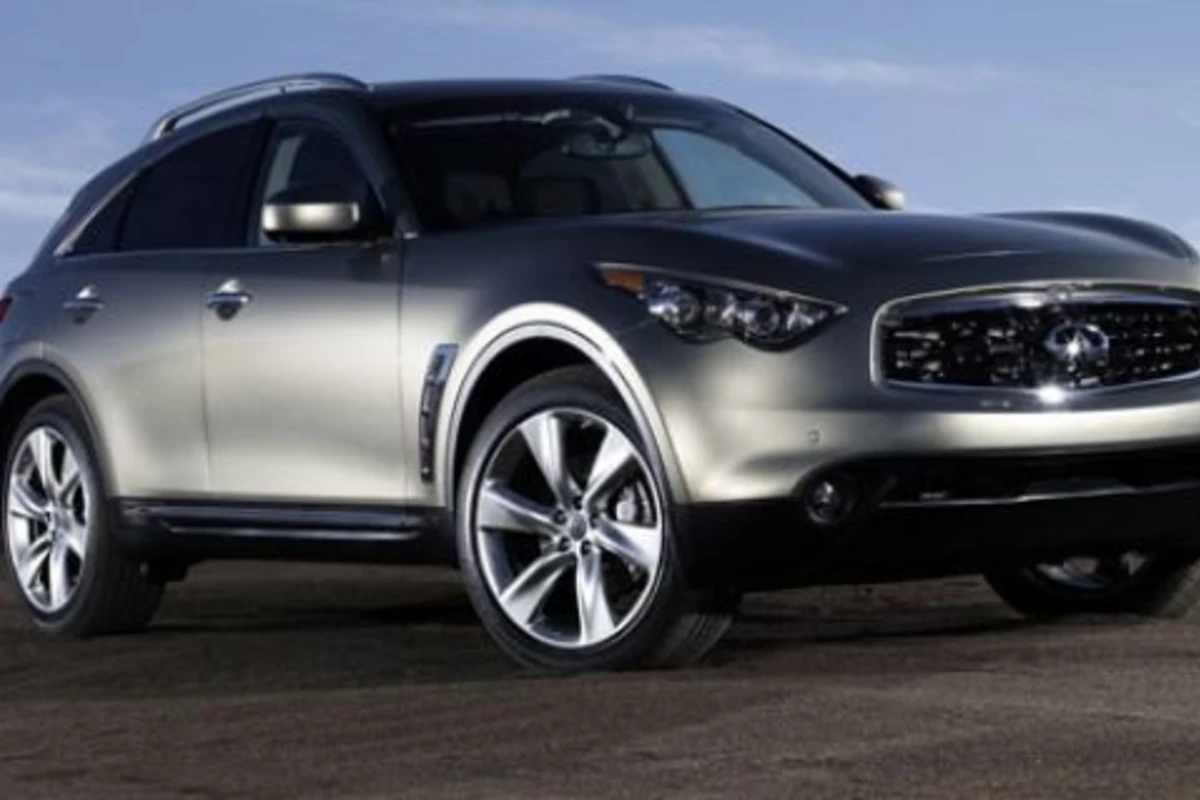 Женщина нашла в своем гараже Infiniti с красивыми номерами