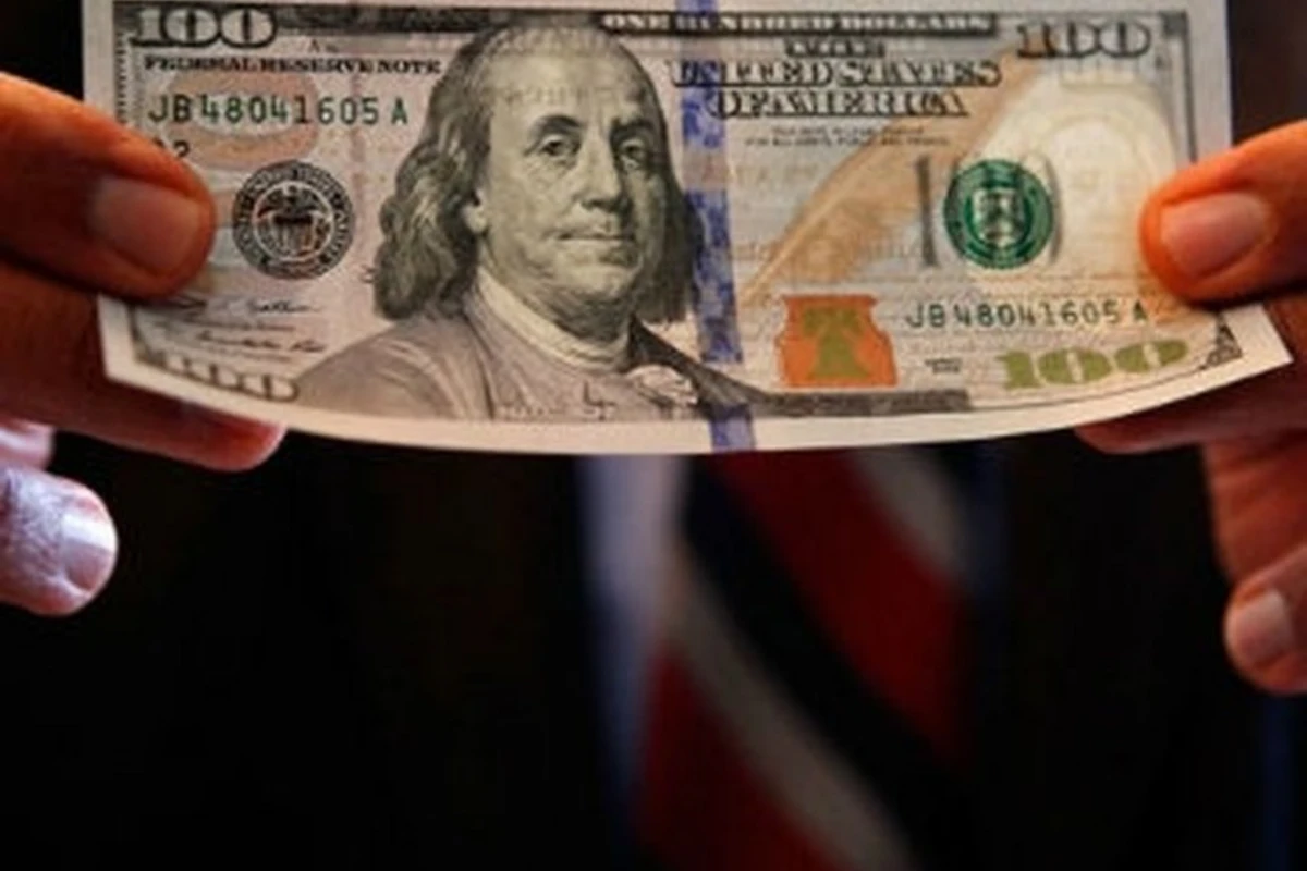 США вводят новую 100-долларовую купюру