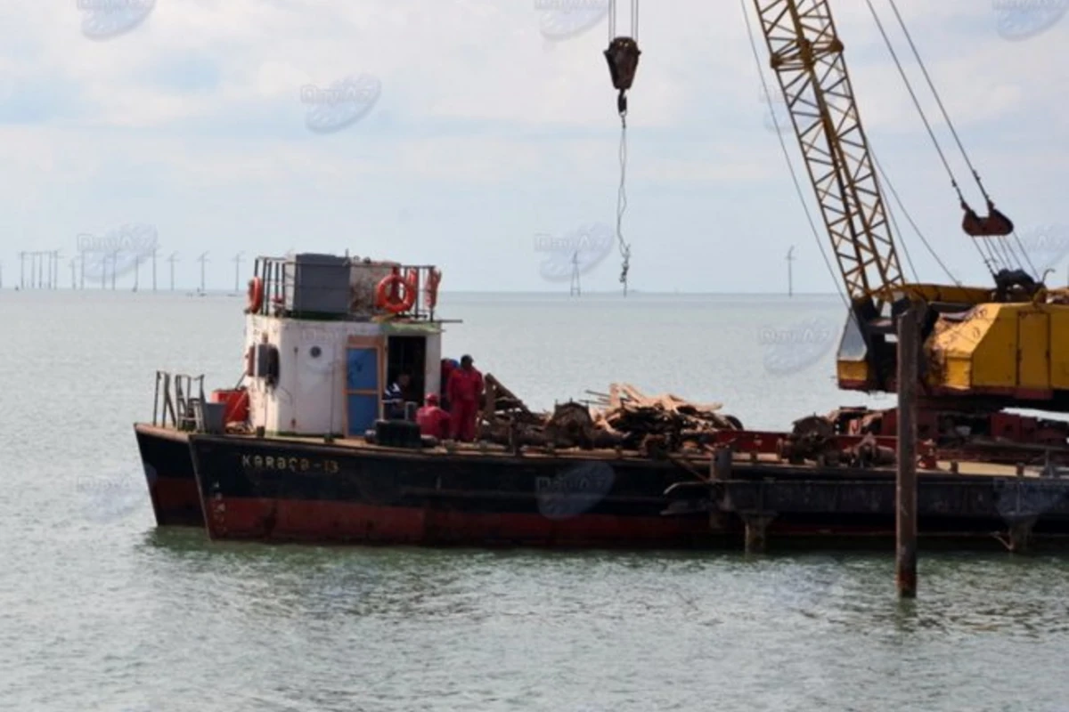 В Баку очищают побережье и дно Каспийского моря от затонувших кораблей