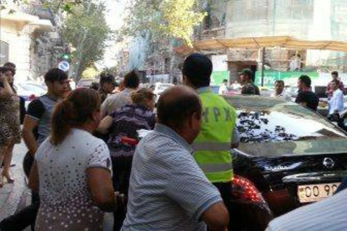 В Баку недовольные родители напали на автомобиль замминистра обороны
