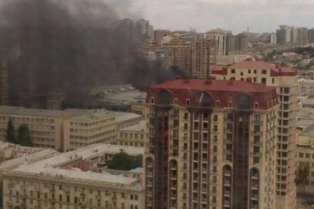 В центре Баку горит новостройка