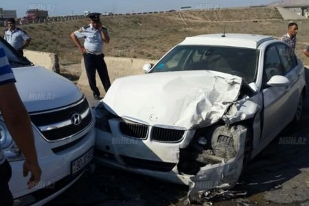 В Баку микроавтобус столкнулся  с автомобилем дорожной полиции