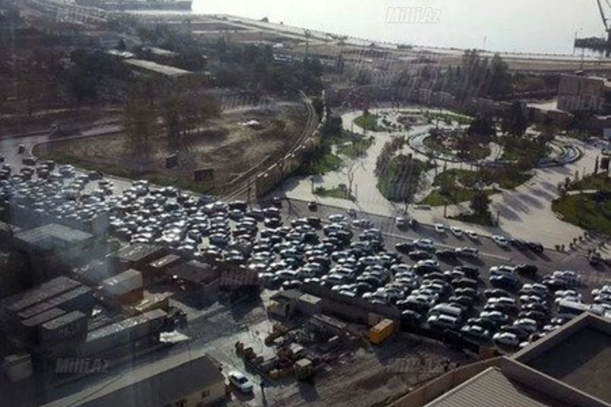 В связи с началом учебного года Баку остановился в пробках