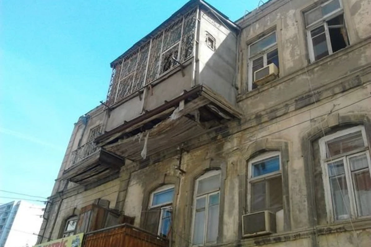 В Баку рушится 130-летнее здание (видео)