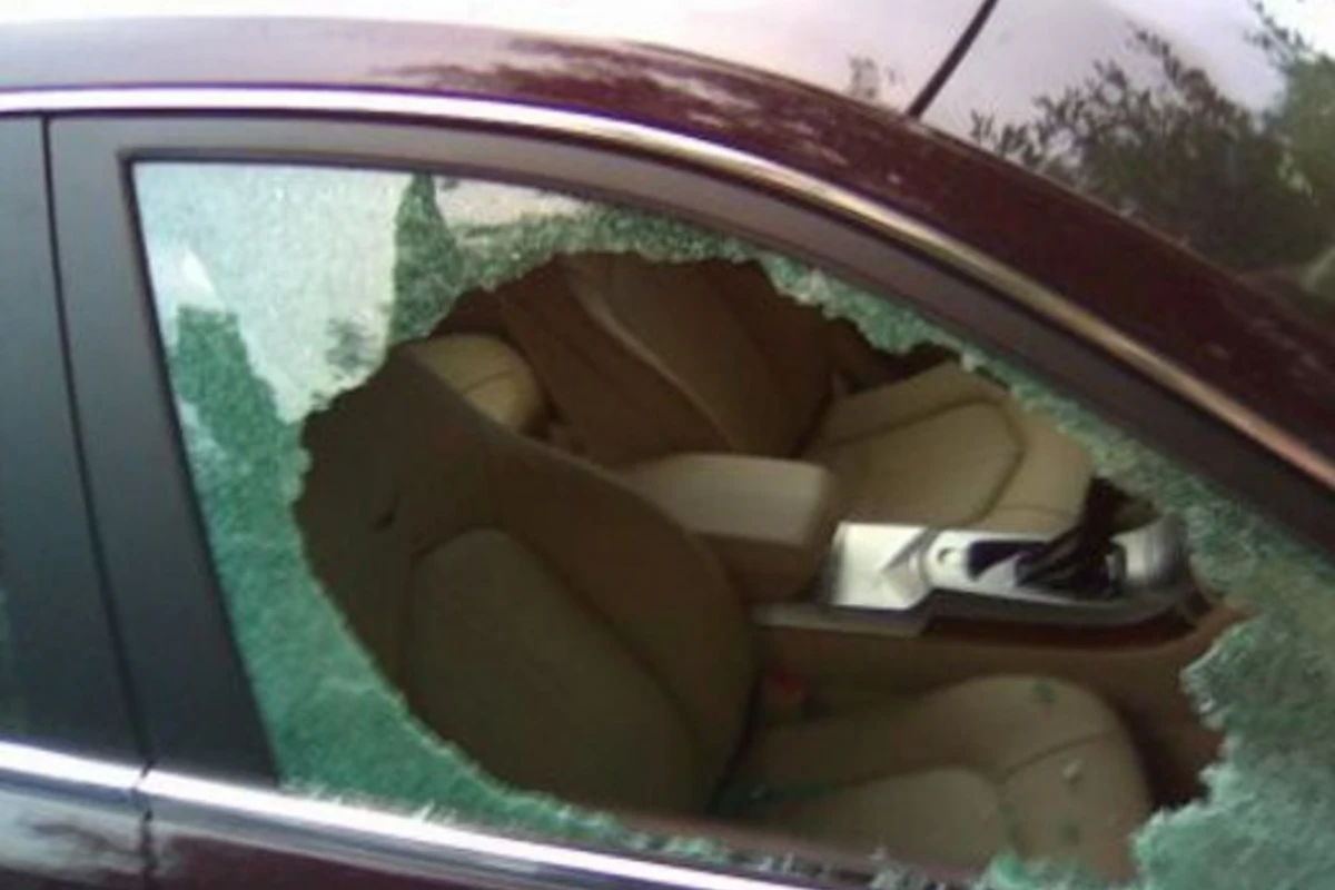 В Баку из автомобиля украли около 7 тысяч манатов