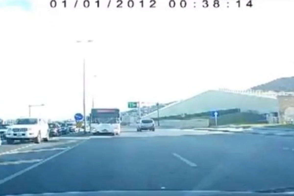 В Баку автобусы продолжают создавать аварийные ситуации (видео)