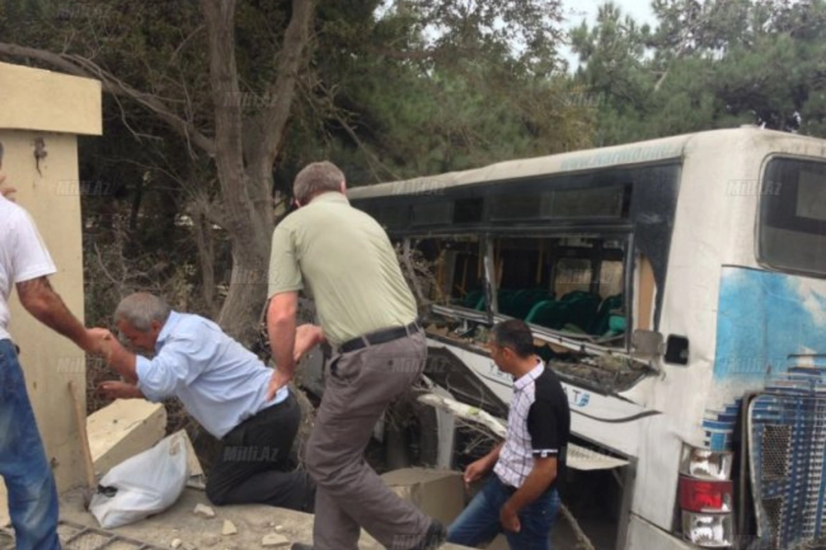 В Баку автобус попал в ДТП, есть погибшие