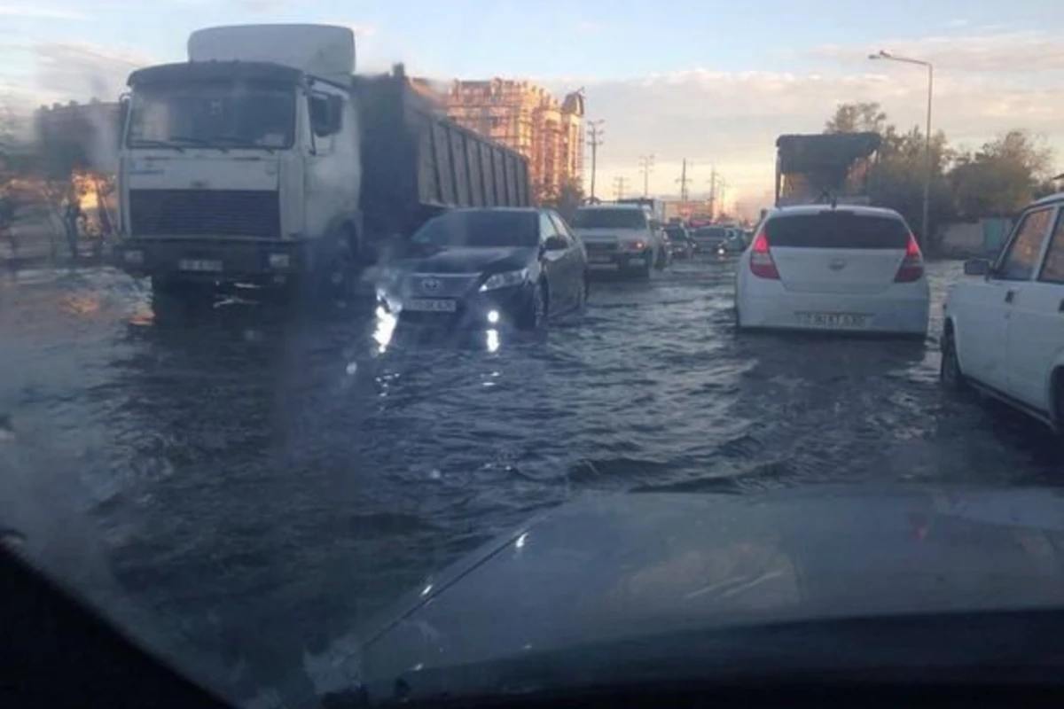 Дождь создал в Баку большие пробки