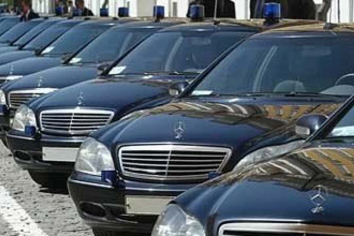 Азербайджанским чиновникам запретят приобретать слишком дорогие автомобили