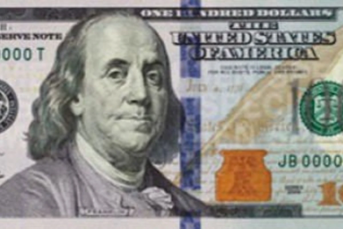 В начале октября в США в оборот войдет новая стодолларовая купюра