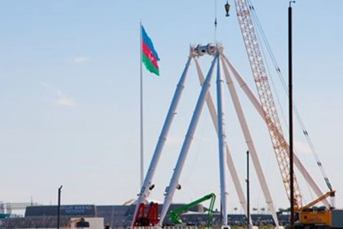 Установка нового «чёртового колеса» на бакинском бульваре завершается