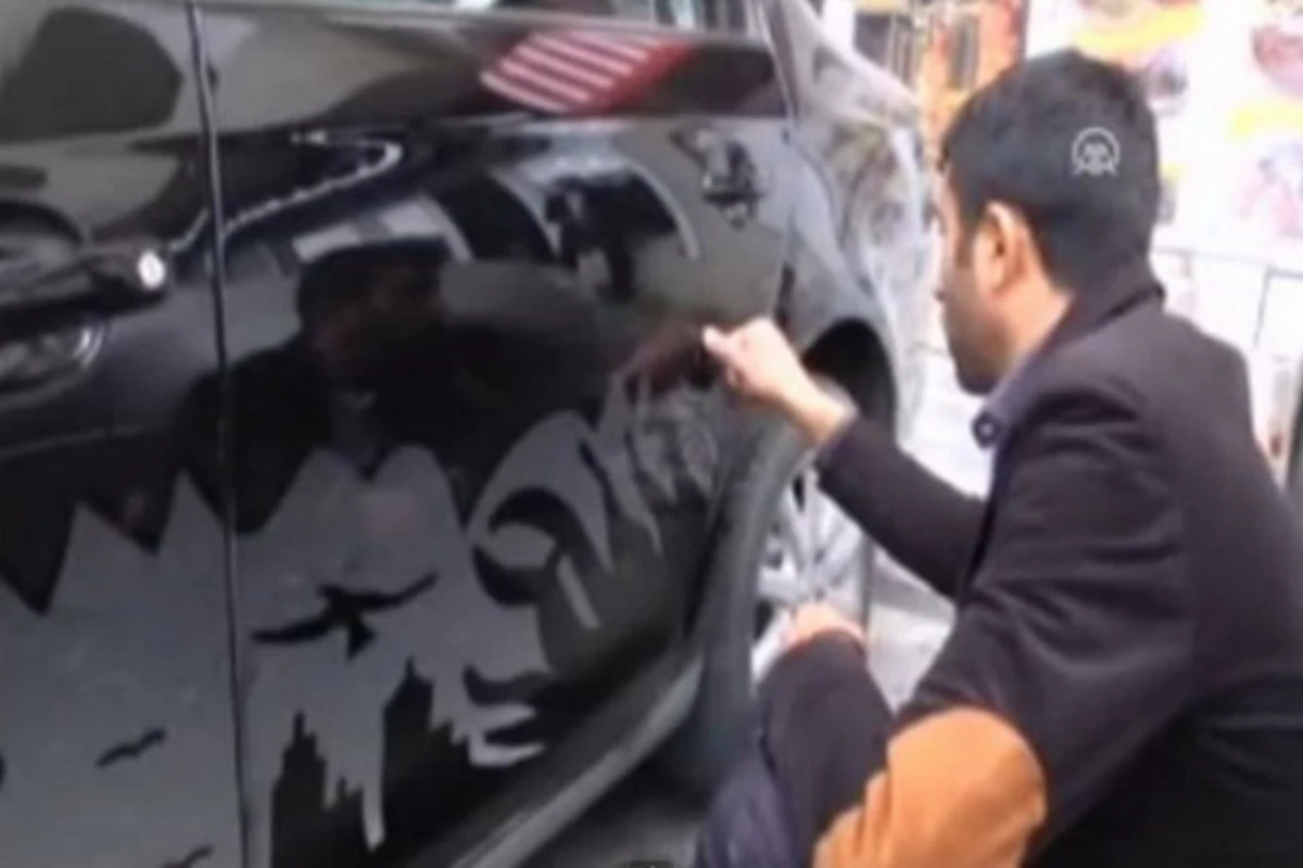 Азербайджанец рисует картины на грязных автомобилях (видео)